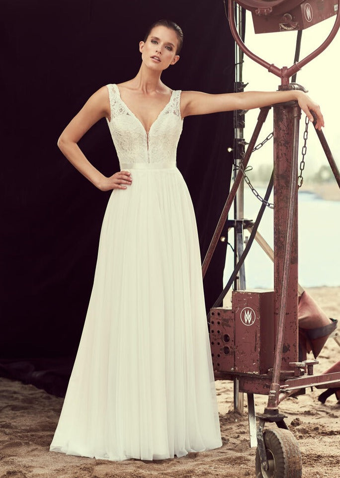 Dress: 3001 Mikaella "2193" Waist: 30