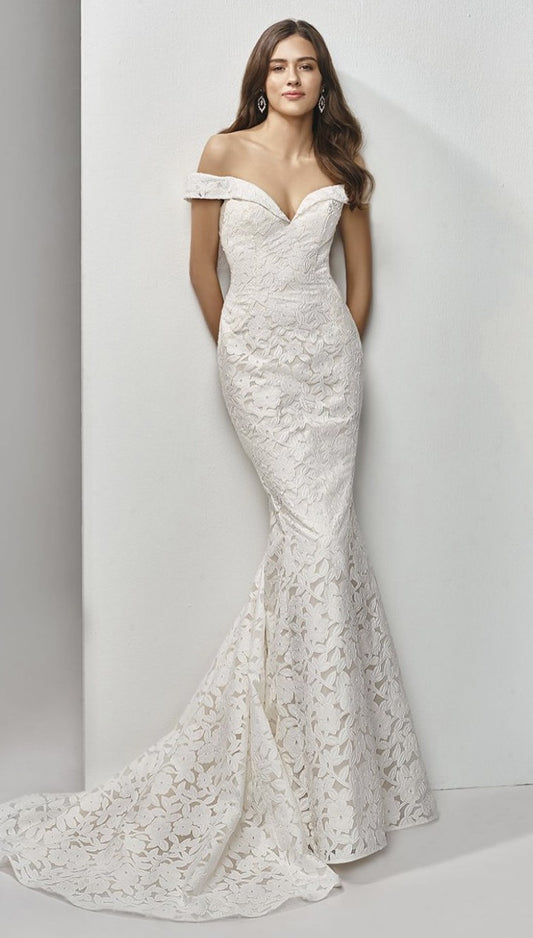 Dress: 2613 Enzoani "BT19-27" Waist: 26