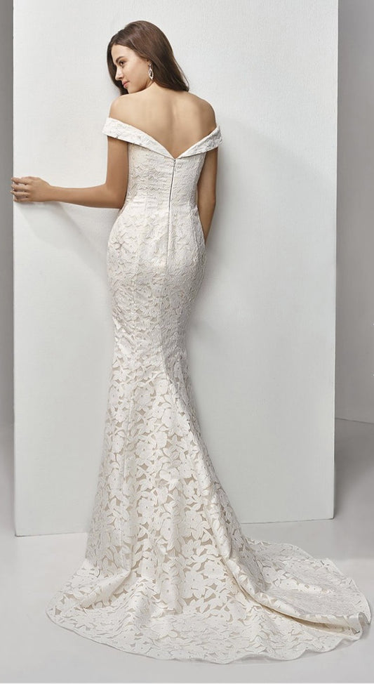 Dress: 2613 Enzoani "BT19-27" Waist: 26