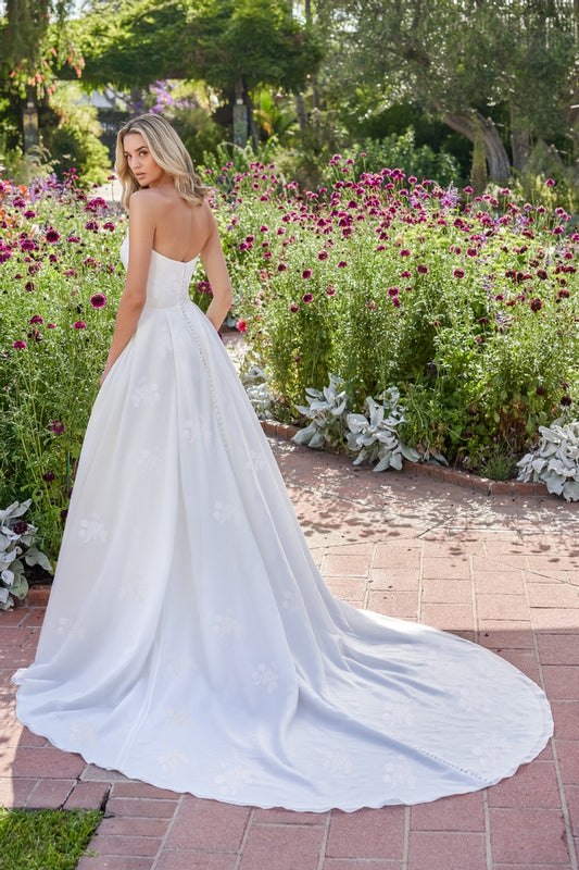 Dress: 2908 Jasmine Couture “Elsa D” Waist: 29