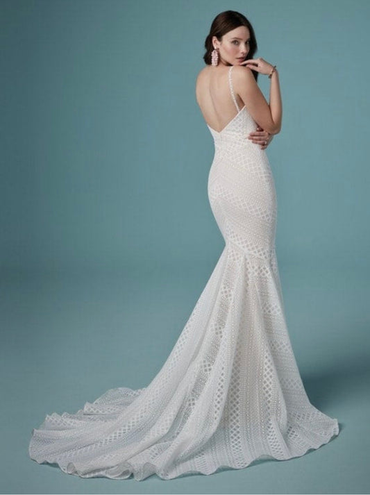 Dress: 3020 Maggie Sottero “Liliana” Waist: 30