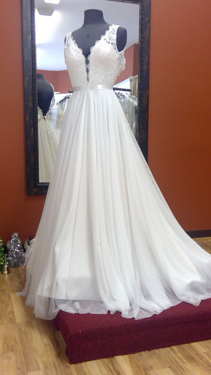 Dress: 3001 Mikaella "2193" Waist: 30