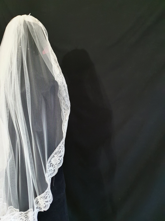 Veil 130lace c: Fingertip length with Lace trim