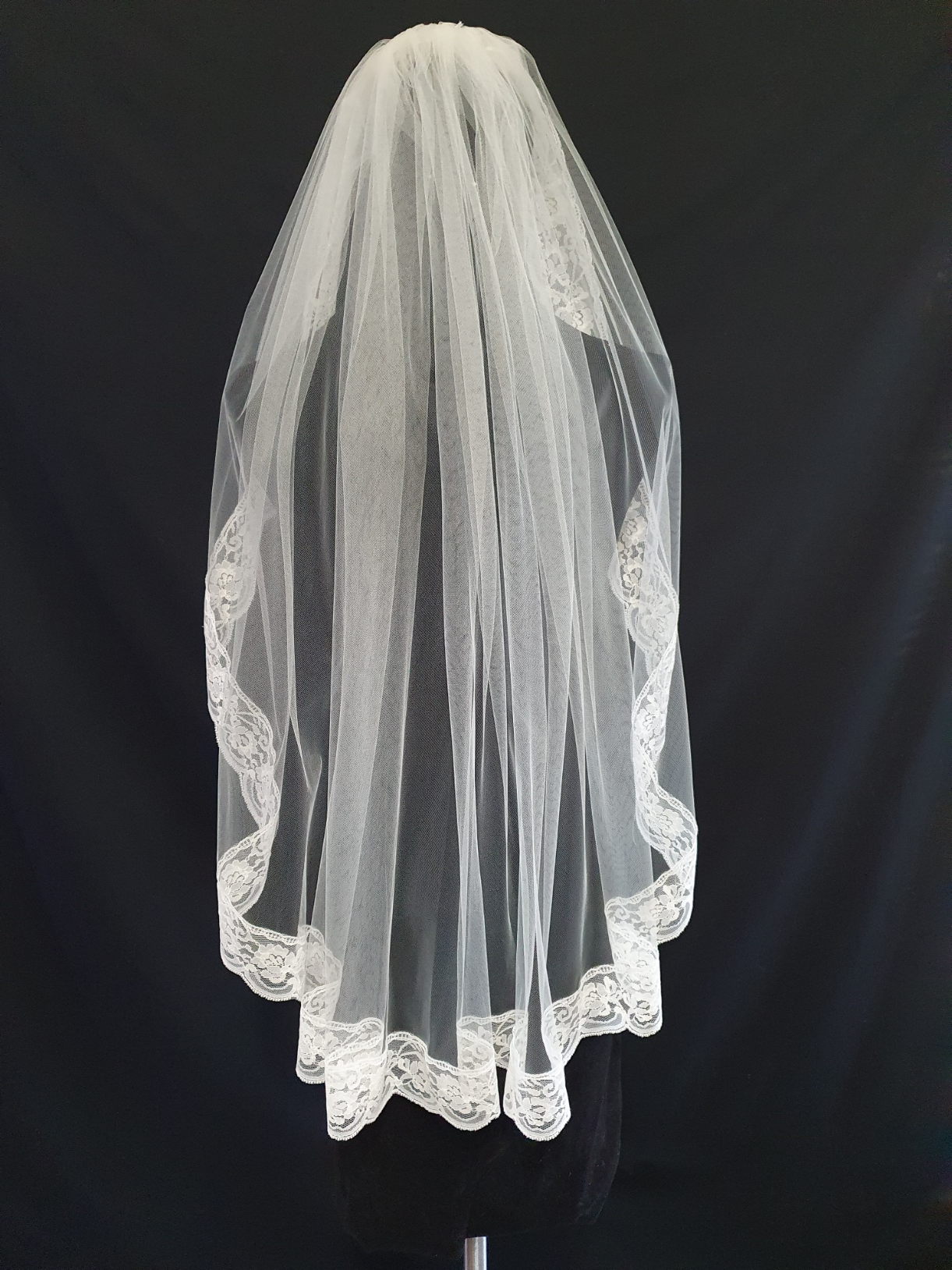 Veil 130lace c: Fingertip length with Lace trim