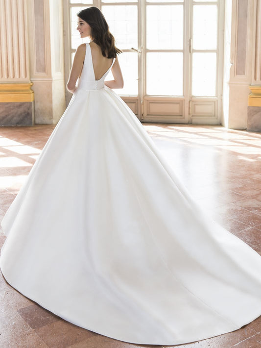 Dress: 2922 Enzoani "Tiffany" Waist: 29