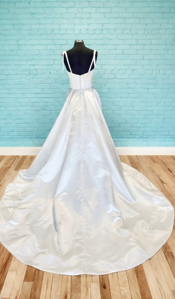 New Dress: 4004 Private Designer "Quinn" Waist: 40