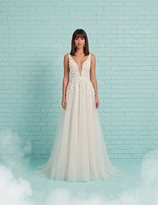 New Dress: 2649  Haute Couture "Iris" Waist: 26