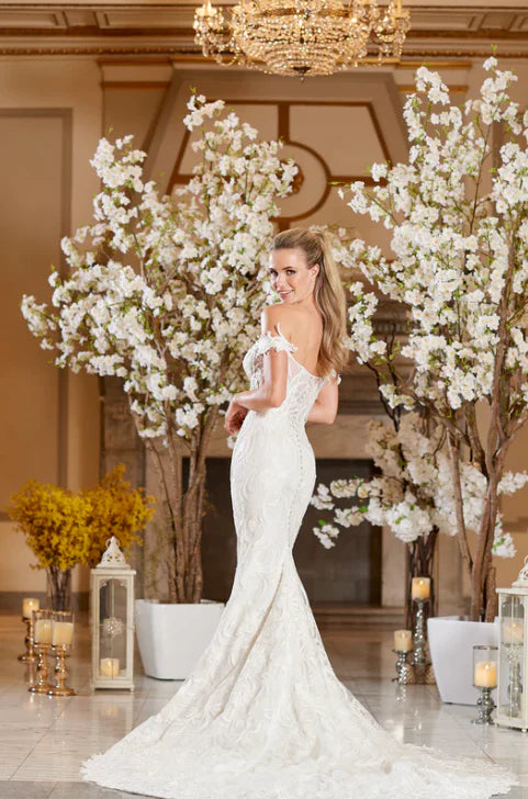 Dress: 3032 Icon by Alexander “Cameron” Waist: 30