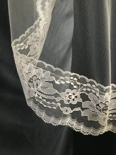 Veil 130misc: Light Ivory Fingertip Veils with Lace Trim
