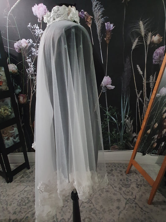 Veil 632: Cape veil with lace edge, fingertip length