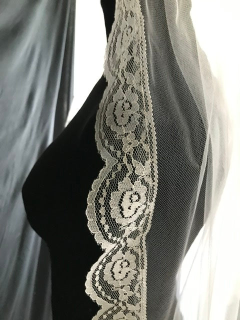 Veil 130lace b: Fingertip lace edge ivory/dark ivory