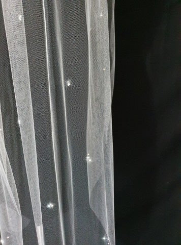 Veil 100e: Cut edge fingertip veil 1 tier with scattered Swarovski crystals